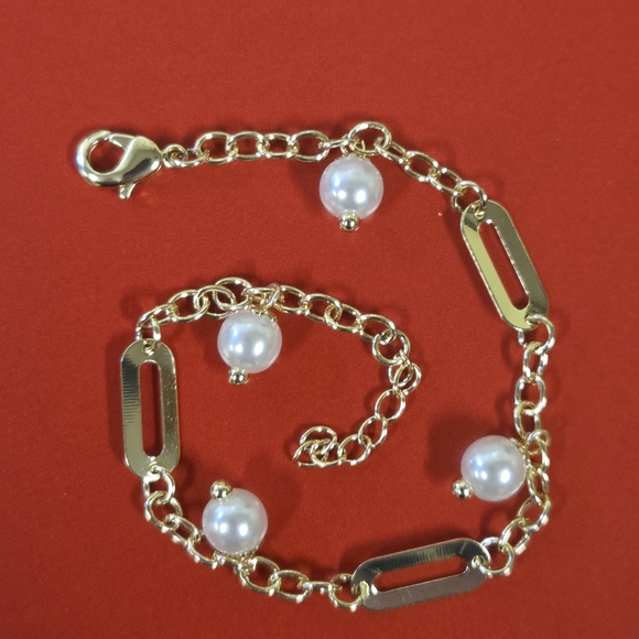 Pretty Bird Jewelry Jewelry - 18k Gold Plated and Faux Pearl Charm Bracelet